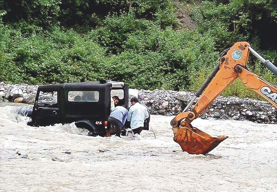 Jeep stuck in the swollen Vidalna