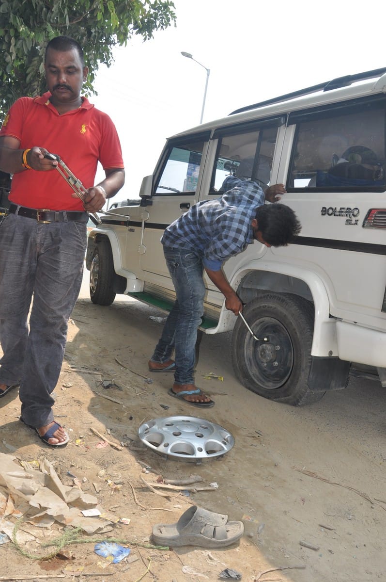 people robbed the blue light from officer's vehicle