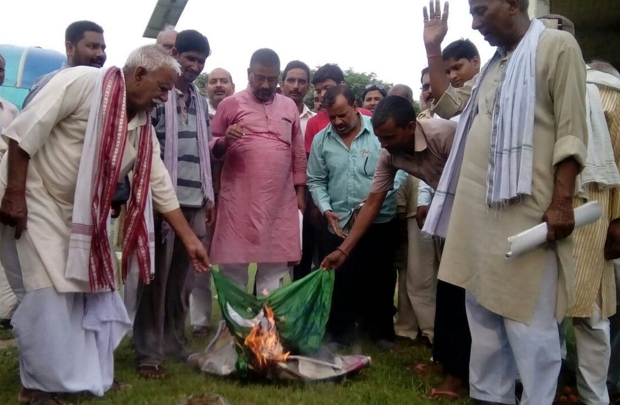 the flags  burnt of Pakistan