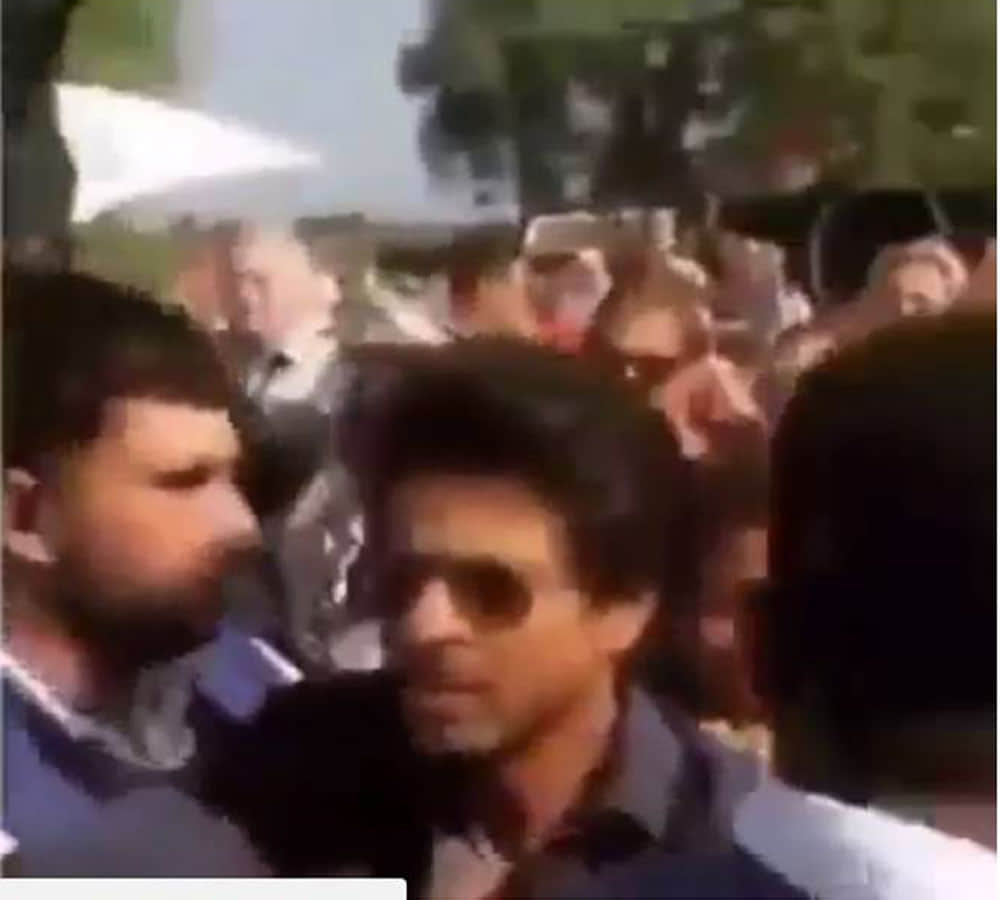 shahrukh khan scufle with fan in turkey