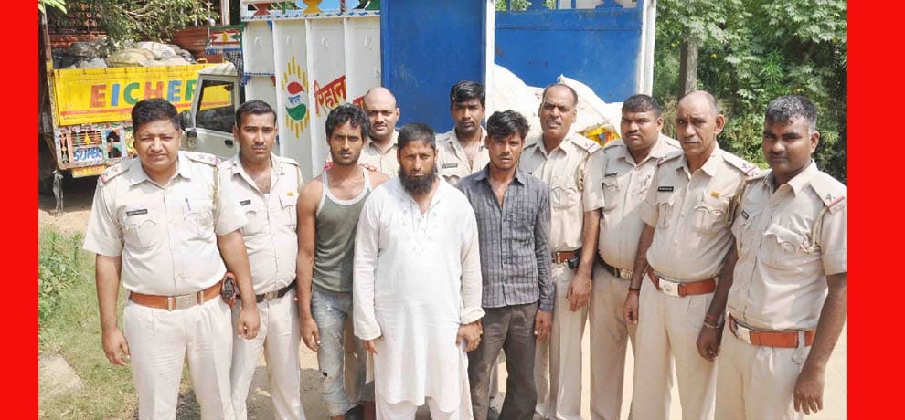 Photos: informants reported on a truck full of cow skins Rngehath smuggler arrested