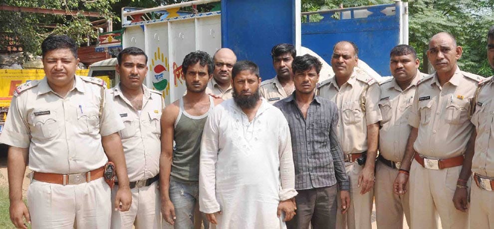 Photos: informants reported on a truck full of cow skins Rngehath smuggler arrested
