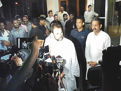 सर्किट हाउस में पत्रकारों से बात करते राहुल गांधी