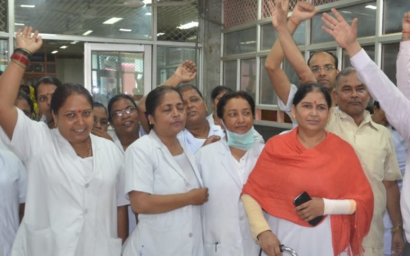 pharmacist gave up strike after talking with minister sp yadav