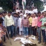 शाहगंज में आतंकवाद का पुतला फूंकते कांग्रेस कमेटी के कार्यकर्ता।