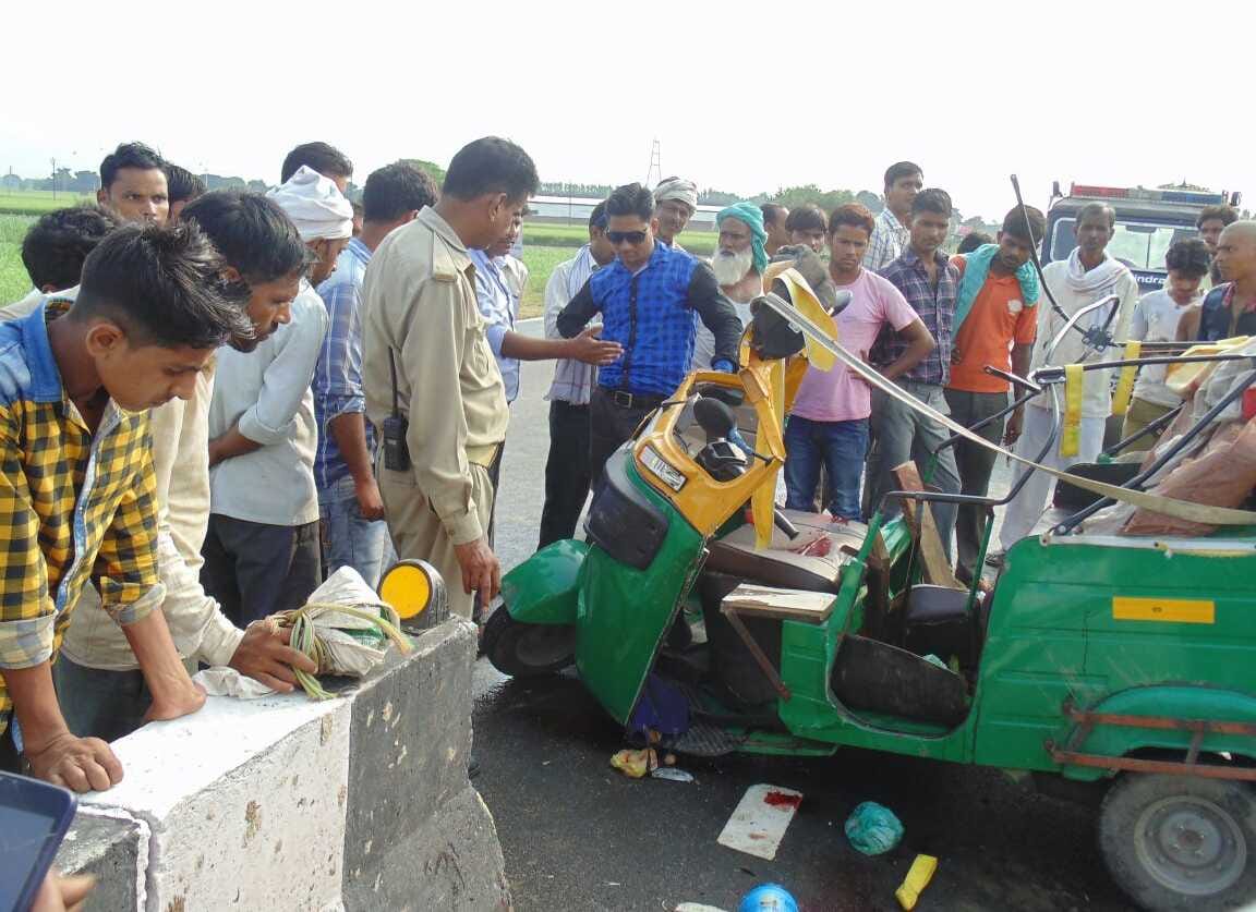 Tempo collides with dividers, driver killed