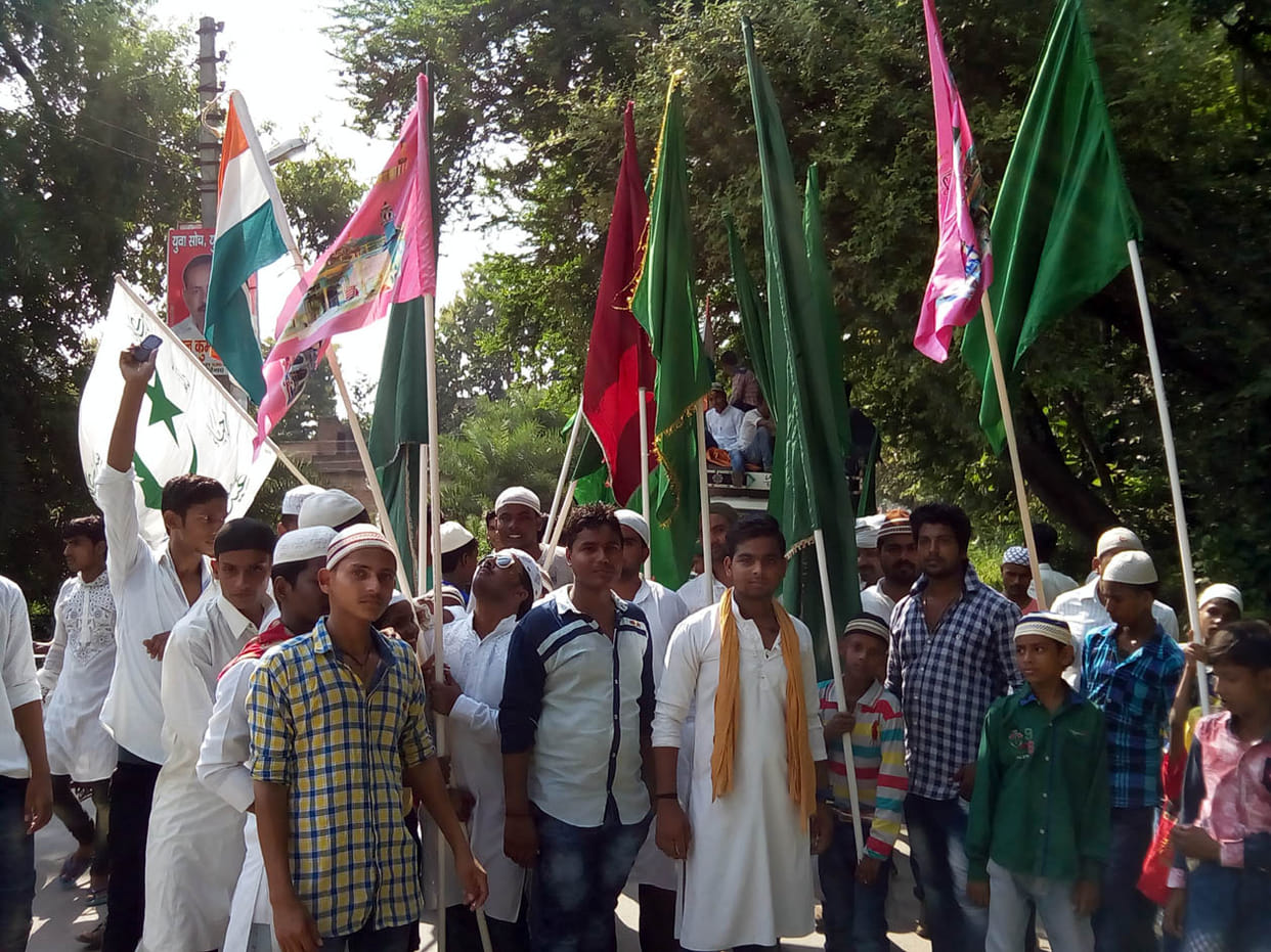  Ummti flag arrived at the shrine, shouting slogans