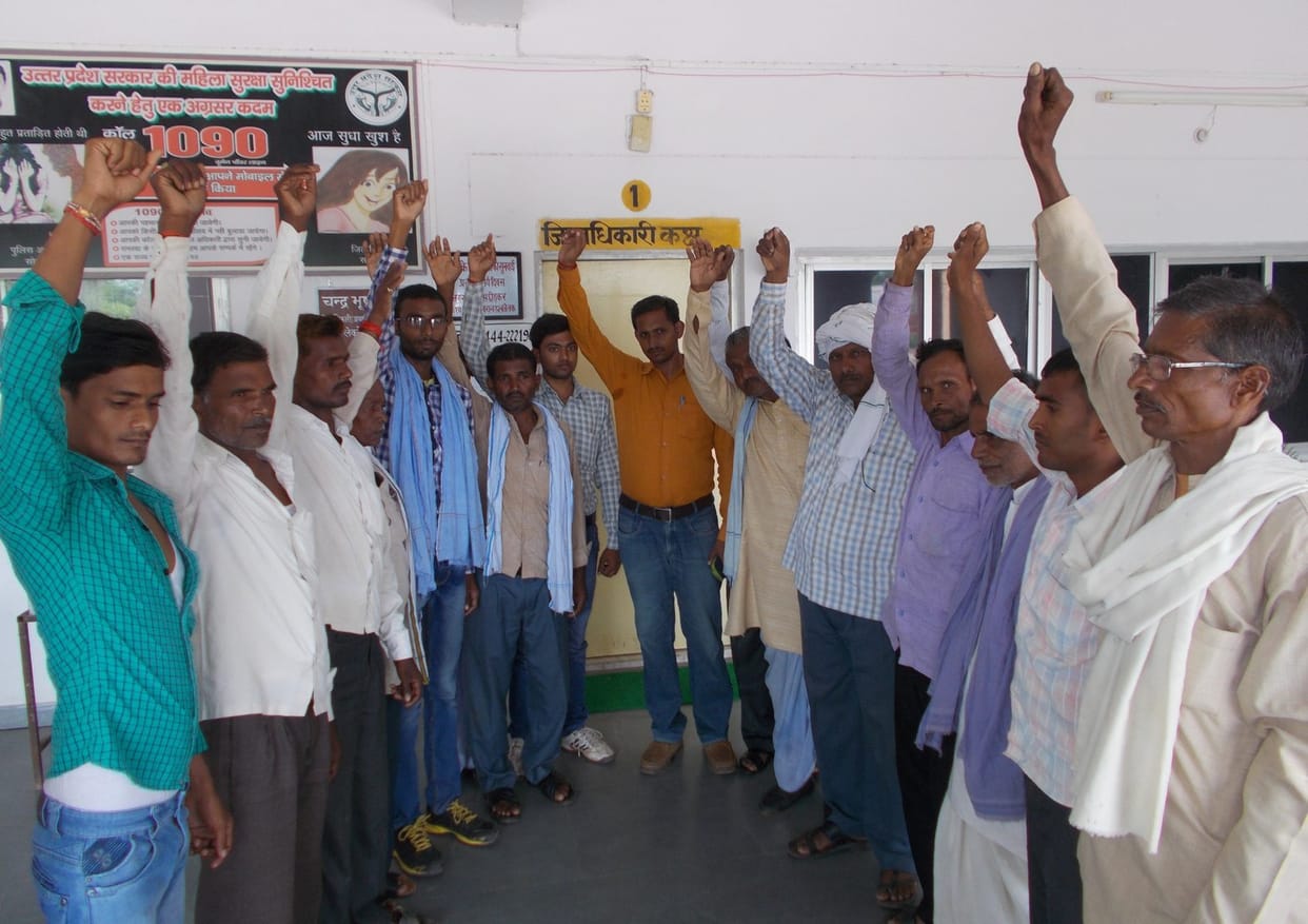 farmers blocked the dm office for compensation 