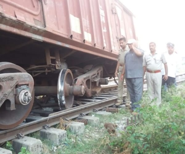  train derailed in ayodhya.