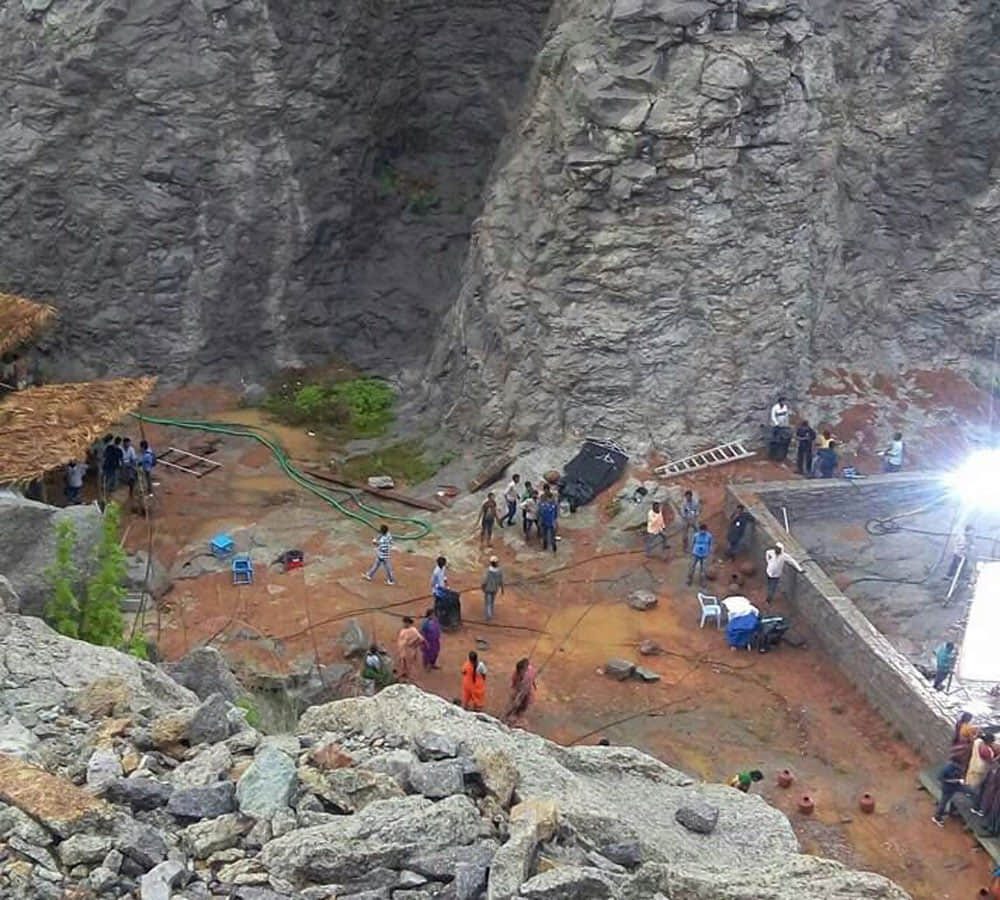 bahubali 2 set photos leaked on internet
