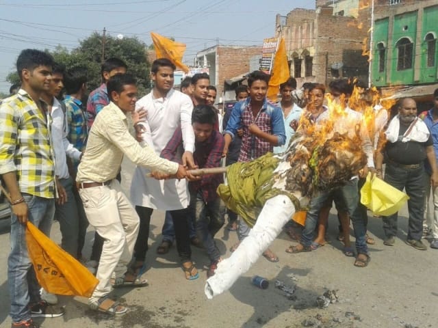 Burn an effigy of Pakistan against terror attack 