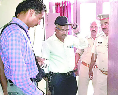 Clerk found a vital clue in killing