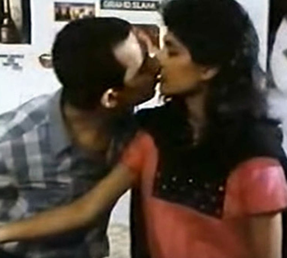 kiss scene of famous bollywood actors