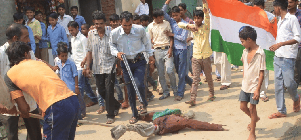 angry people fired bullet in Nawaz Sharif effigy