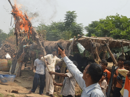 angry people fired bullet in Nawaz Sharif effigy