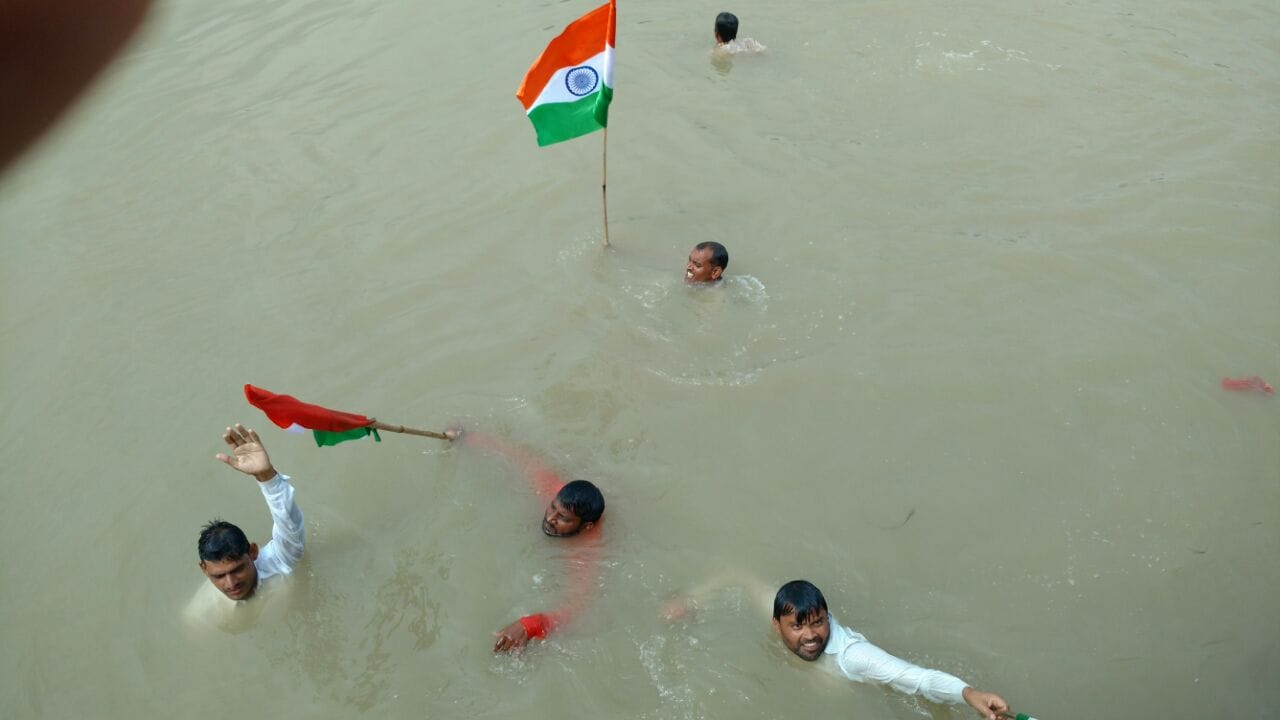 gram rojgar sevak dives in gomti river in lucknow