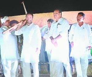 Stricken farmers, Modi Selfi cool: Rahul