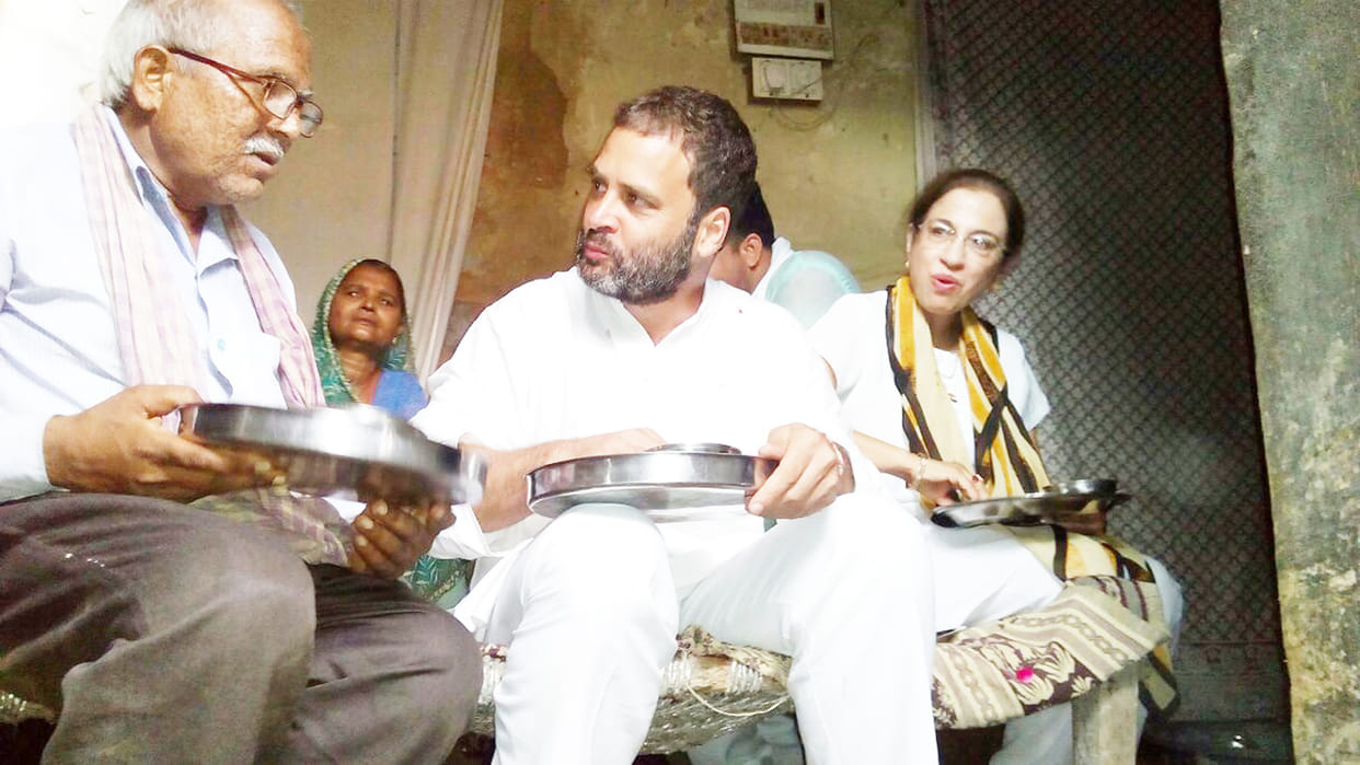 Rahul eating home-made food in Unnao Gnesheelal