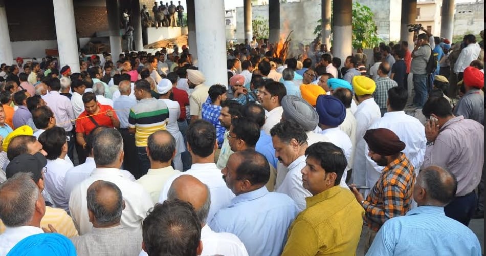 rss leader jagdish gagneja funeral in jalandhar, central minister vijay sampla joined creamation