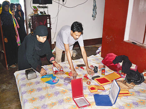 Burglars boasts lakh jewelery, cash