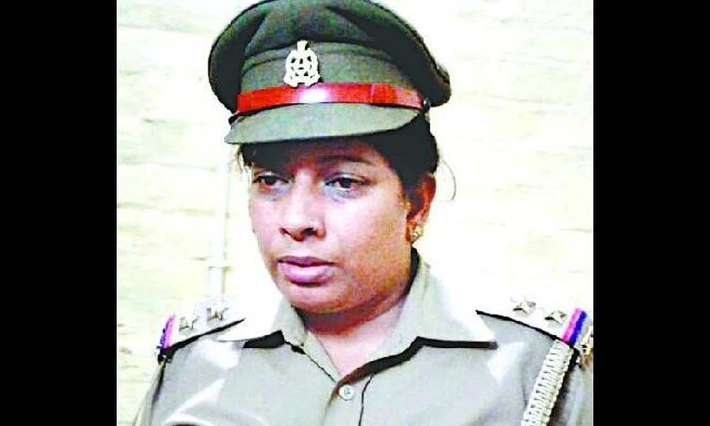 police officer slapped woman police station incharge in UP's Bareily
