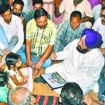 पठानकोट में शहीद मदन लाल के परिवार को ढांढस बंधाते प्रताप सिंह बाजवा और अनिल विज।