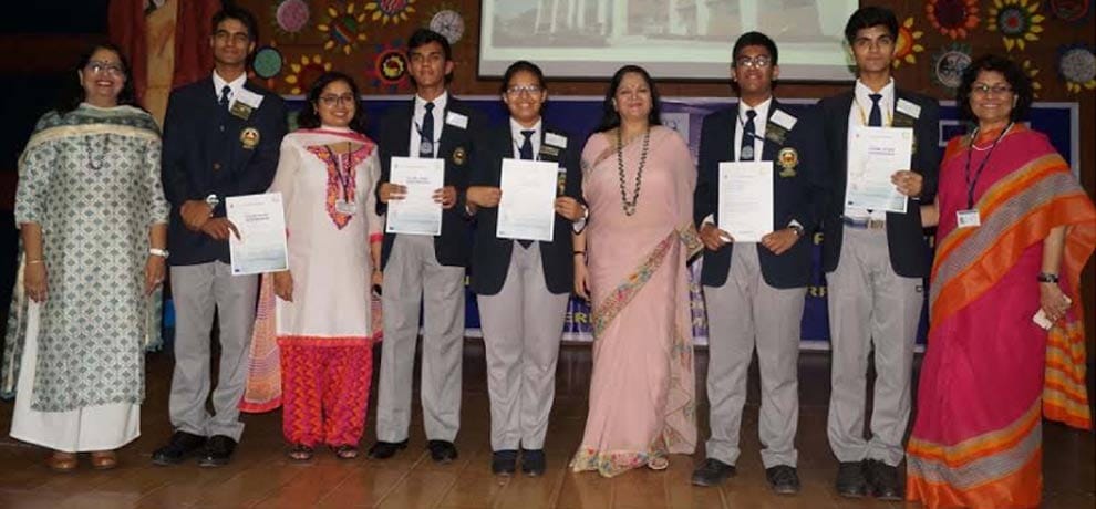 5 students won future entrepreneur award from amity university  