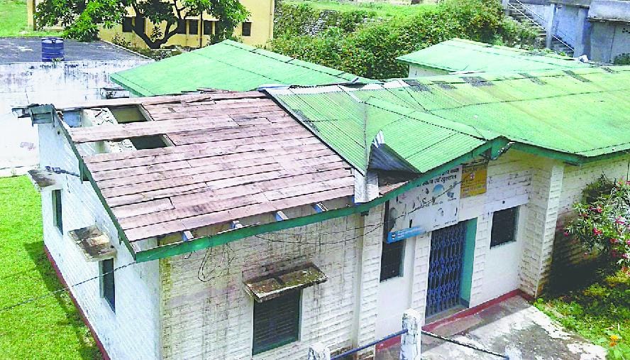 Four months after the roof of the hospital was not