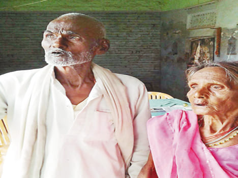 Geezer masked miscreants looted 25 thousand