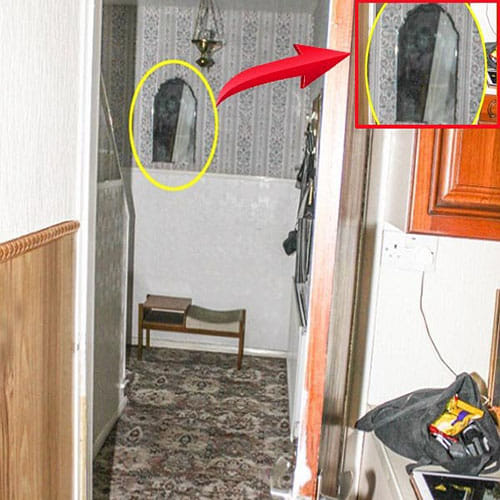 Ghosthunter captures ghost image in house 