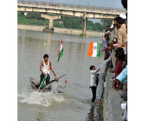 gram rojgar sevak dives in gomti river in lucknow
