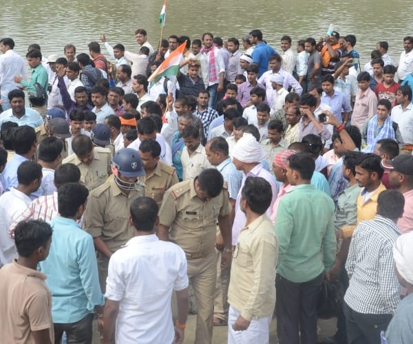 gram rojgar sevak dives in gomti river in lucknow