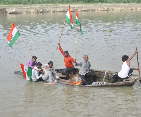 gram rojgar sevak dives in gomti river in lucknow