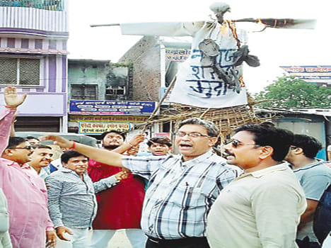 Nawaz Sharif expressed his protest and burnt effigy