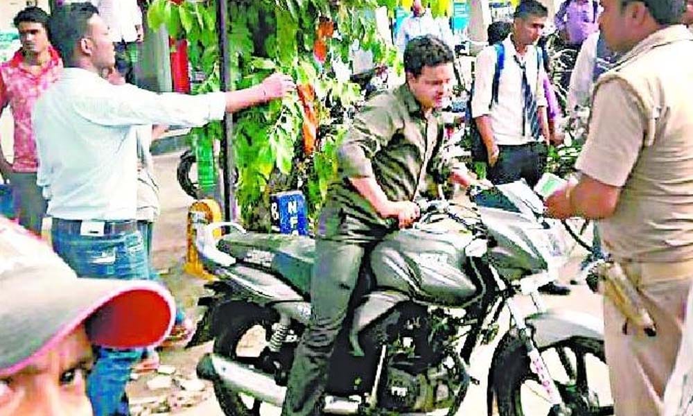 after Black marketing of Jio sim people protest in UP's bareilly