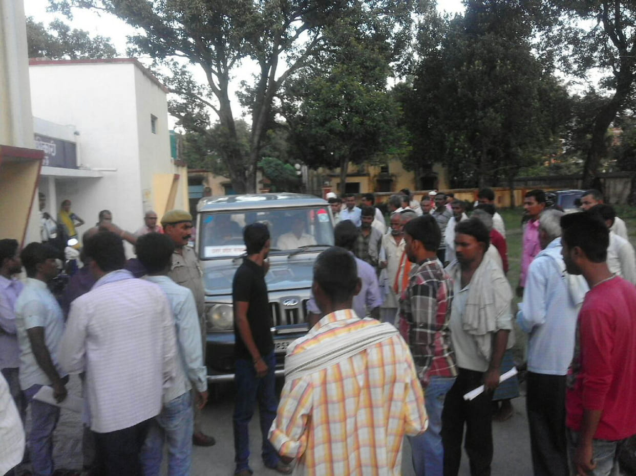 The car stopped by people raised objections RO