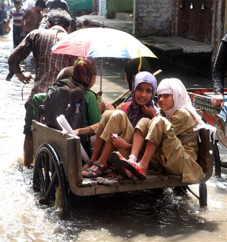 The two-hour rain disturbed situation of waterlogging in the city ...