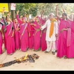पाकिस्तान के प्रधानमंत्री नवाज शरीफ का पुतला फूंकती गुलाबी गैंग। 
