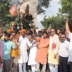 भाजपा कार्यालय के समीप हॉस्टल चौराहे पर पाक प्रधानमंत्री नवाज शरीफ का पुतला दहन करते भाजपाजन।