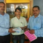 रुपयों से भरा पैकेट लौटाते सत्यपाल (सबसे दायें)