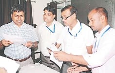 kaam adhura milne par dm naraz