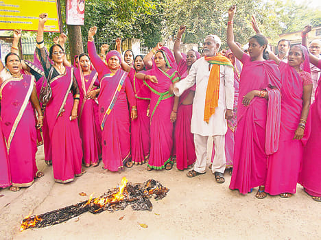 Gulabi Gang blew the effigy of Nawaz Sharif