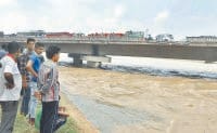 Truck plunges into canal tire bursts, the driver safely evacuated