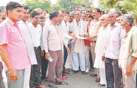 Villagers put the jam on Chandpur Road