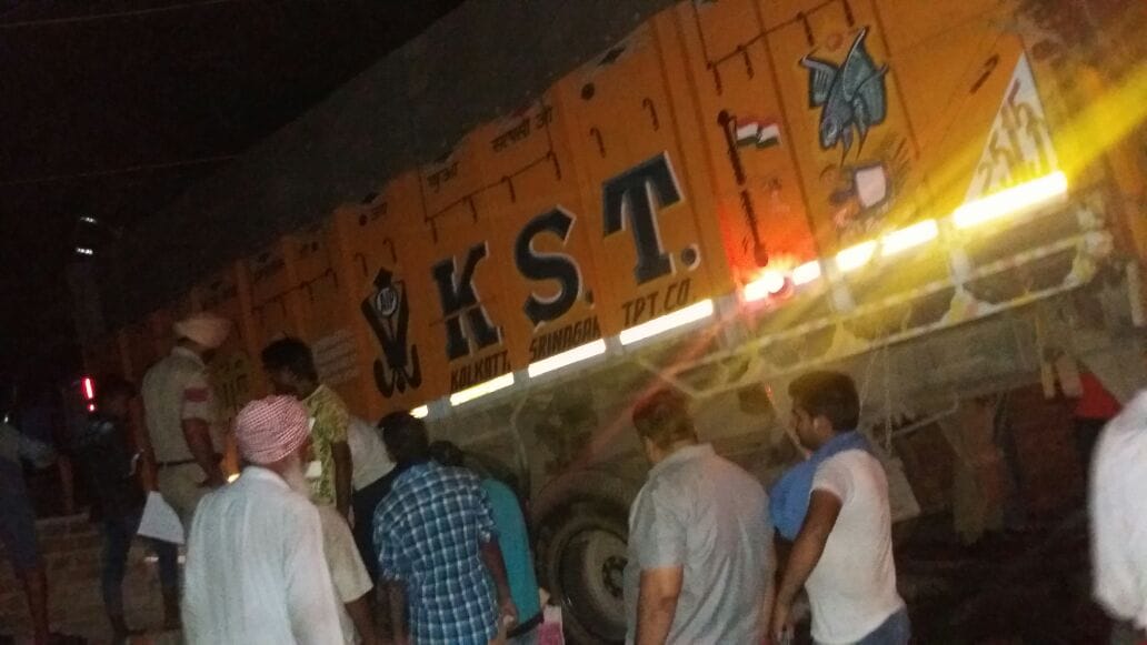 1 killed 4 serious in a accident at Dasuha hoshiarpur