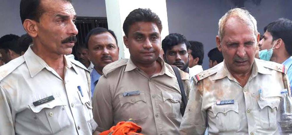 five prisoners run away case police role is suspected 