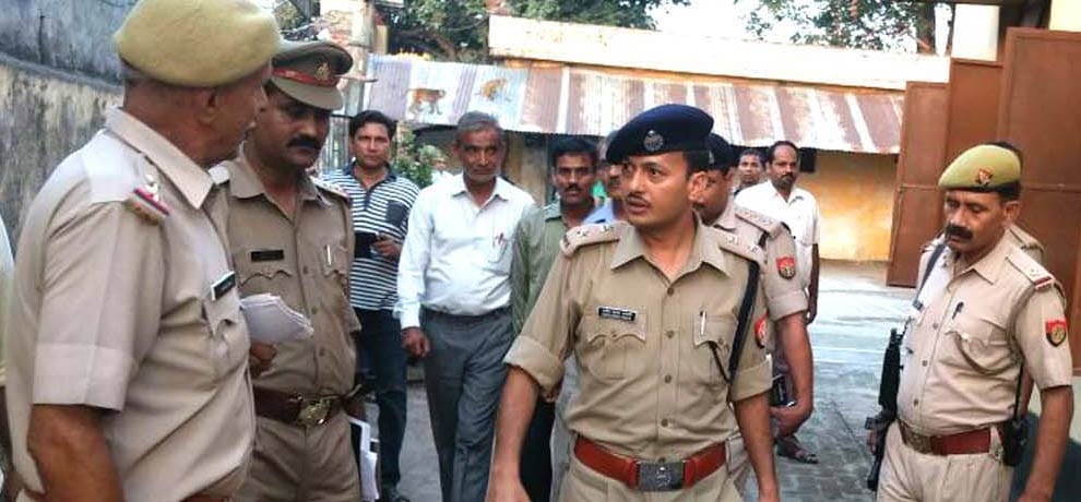 five prisoners run away case police role is suspected 