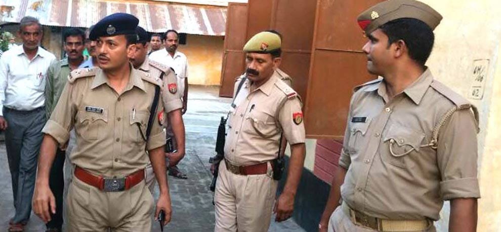 five prisoners run away case police role is suspected 