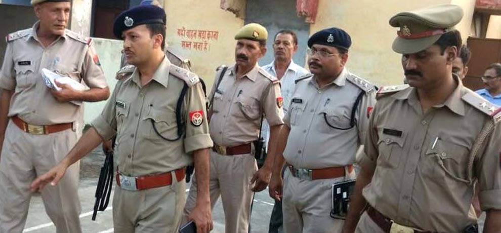 five prisoners run away case police role is suspected 