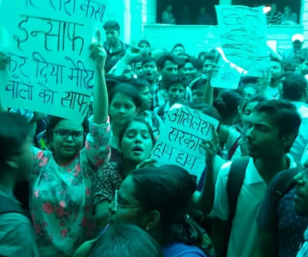 studnets show protest in neet counseling in Lucknow.
